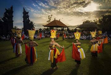 Tradisi Lokal Yang Masih Bertahan Di Tengah Modernisasi